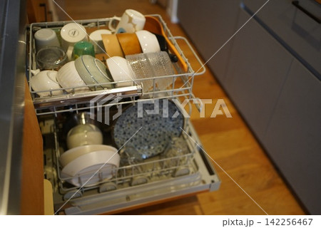 フロントオープン食洗機と木目キッチン / 住宅インテリア 食器洗い機 ビルトイン 142256467