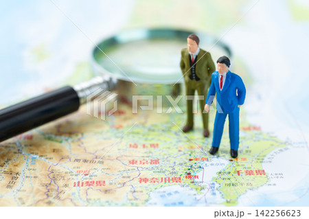 ビジネスマンと日本地図とルーペ ビジネスマンと日本地図とルーペ 142256623
