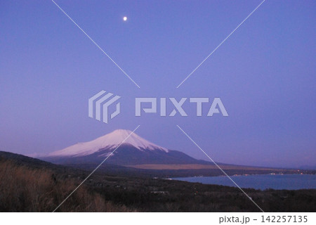 山梨県山中湖、夜明け前のパノラマ台からの「富士山」Am6.37 山梨県山中湖、夜明け前のパノラマ台からの「富士山」Am6.37 142257135