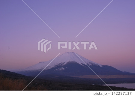 山梨県山中湖パノラマ台から 湖と「富士山」Am6.51 142257137