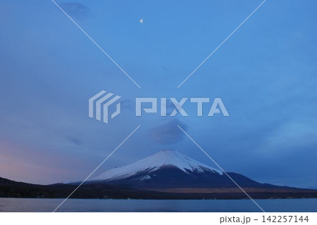 山梨県山中湖、朝焼けの残月と雲と「富士山」Am6.58 142257144