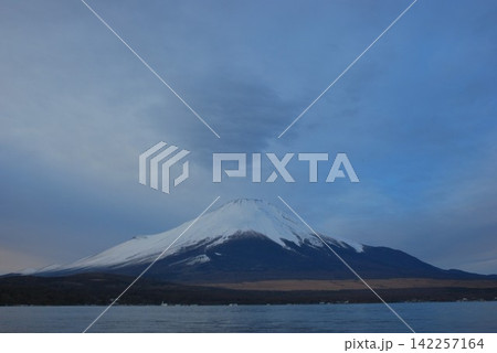 山梨県山中湖、薄曇りの上空と「富士山」Am7.31 山梨県山中湖、薄曇りの上空と「富士山」Am7.31 142257164