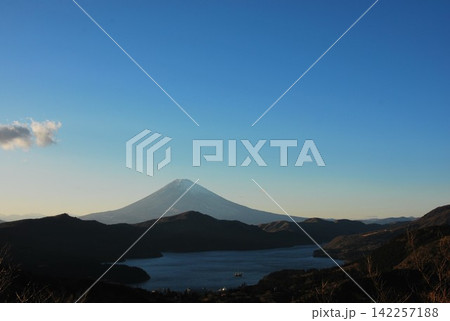 快晴の箱根町大観山展望台から芦ノ湖と「富士山」Pm4.09 快晴の箱根町大観山展望台から芦ノ湖と「富士山」Pm4.09 142257188