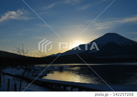 山梨県山中湖平野湖畔、日の入りまじかの「富士山」Pm4.11 山梨県山中湖平野湖畔、日の入りまじかの「富士山」Pm4.11 142257208