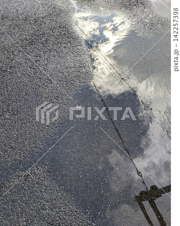 雨上がりの水たまりとアスファルト 雨上がりの水たまりとアスファルト 142257398