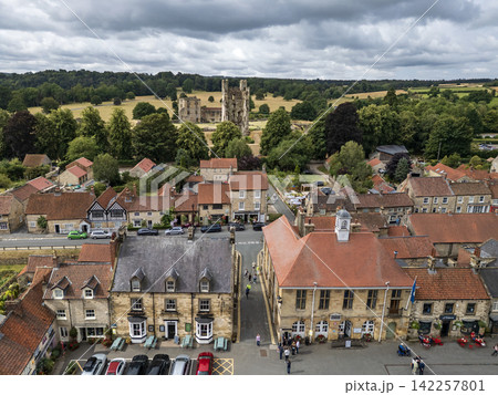 erial view of the market town of Helmsley in North Yorkshire 142257801
