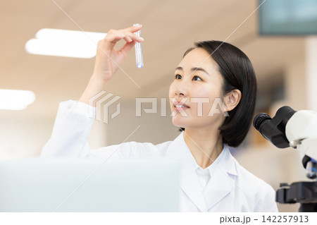 研究イメージ 研究室で働く女性 撮影協力:学校法人電波学園東京電子専門学校 研究イメージ 研究室で働く女性 撮影協力:学校法人電波学園東京電子専門学校 142257913