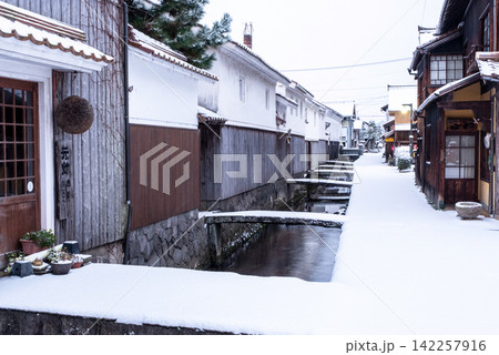 雪景色の白壁土蔵(倉吉市) 雪景色の白壁土蔵(倉吉市) 142257916
