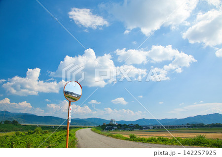 夏の青空と白い雲 142257925