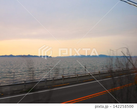 車窓から見る瀬戸内海と夕焼け 車窓から見る瀬戸内海と夕焼け 142258500