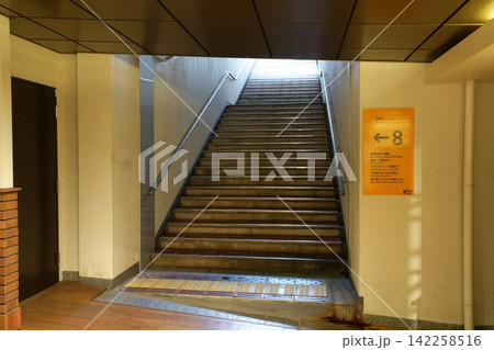 神戸 新長田駅 地下駅構内 通路と出入口 神戸 新長田駅 地下駅構内 通路と出入口 142258516