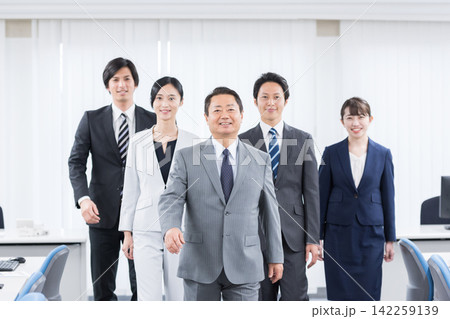 オフィスを歩くビジネスパーソンのグループ。リーダー、チームワーク、経営、企業、人材、上司、部下、仕事 オフィスを歩くビジネスパーソンのグループ。リーダー、チームワーク、経営、企業、人材、上司、部下、仕事 142259139