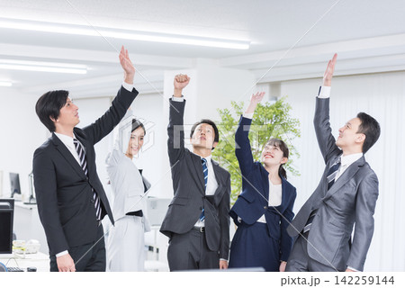 団結するビジネスグループ。チームワーク、ハイタッチ、バンザイ、目標、達成、挑戦、成功、祝福、協力 団結するビジネスグループ。チームワーク、ハイタッチ、バンザイ、目標、達成、挑戦、成功、祝福、協力 142259144