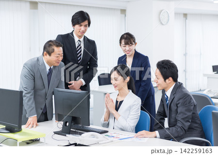 オフィスで仕事をするビジネスチーム オフィスで仕事をするビジネスチーム 142259163