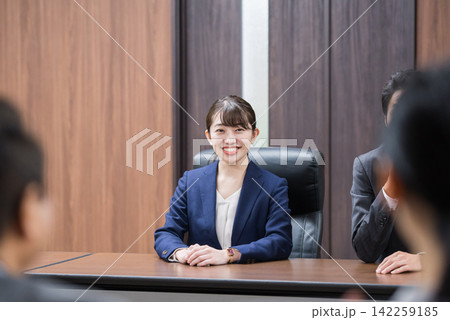 会議するビジネスパーソンのグループ 142259185