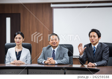 会議するビジネスパーソンのグループ 142259188