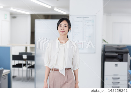 笑顔のビジネスウーマン。オフィス、仕事、職場、ビジネス、歩く、転職、会社、企業、人材、事務、派遣社員 笑顔のビジネスウーマン。オフィス、仕事、職場、ビジネス、歩く、転職、会社、企業、人材、事務、派遣社員 142259241