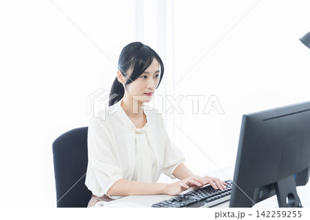 オフィスで働く女性 142259255