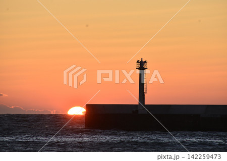 灯台に沈む夕日 142259473