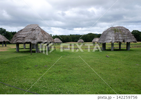 秋田県 大湯環状列石・掘立柱建物跡と万座環状列石 秋田県 大湯環状列石・掘立柱建物跡と万座環状列石 142259756
