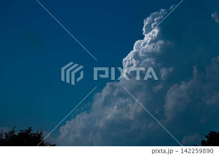 夏の光を受けて輝く入道雲 夏の光を受けて輝く入道雲 142259890