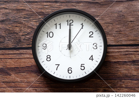 12時を示す時計 142260046