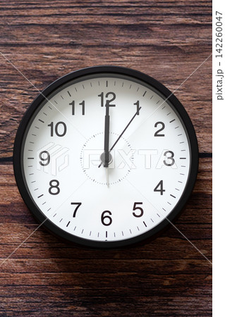 12時を示す時計 142260047