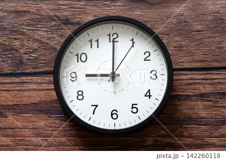9時を示す時計 142260118
