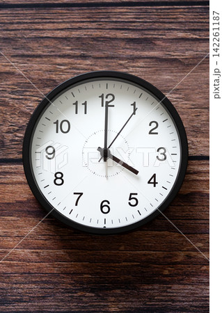 4時を示す時計 4時を示す時計 142261187