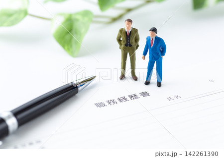 ビジネスマンと職務経歴書 142261390