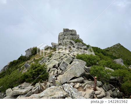 山梨県・金峰山、瑞牆山荘から千代ノ吹上を経て五丈石へ向かう登山道 山梨県・金峰山、瑞牆山荘から千代ノ吹上を経て五丈石へ向かう登山道 142261562