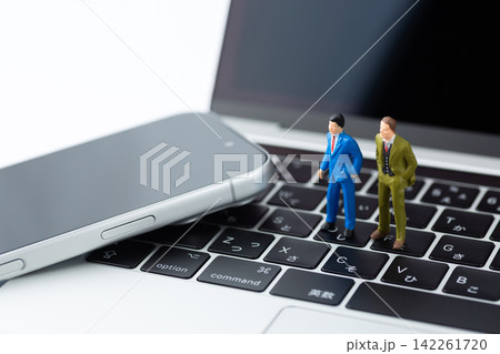 ビジネスマンとパソコンとスマホ ビジネスマンとパソコンとスマホ 142261720