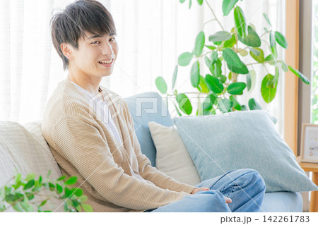 リビングでくつろぐ男性 142261783