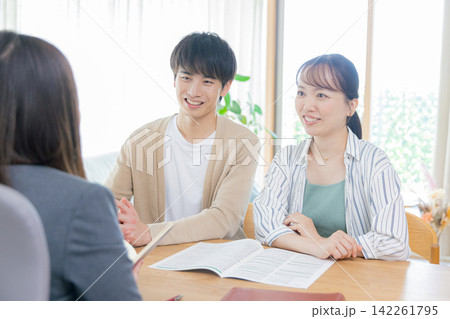 FPに相談する夫婦 FPに相談する夫婦 142261795