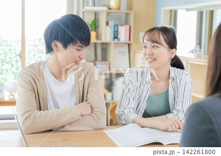 FPに相談する夫婦 142261800