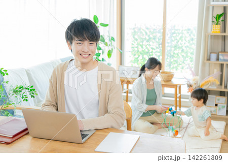 テレワークをする男性 テレワークをする男性 142261809
