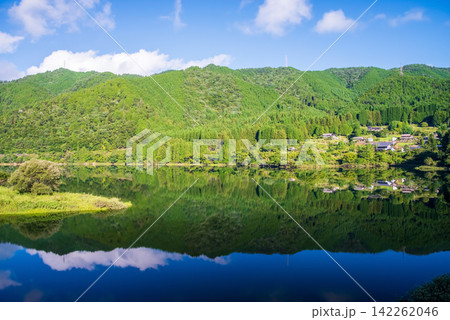 【絶景 夏の湖畔】岐阜県 下呂市 馬瀬川 八坂湖畔 142262046