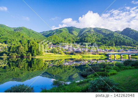 【絶景 夏の湖畔】岐阜県 下呂市 濃尾横断自動車道 金山IC周辺 142262048