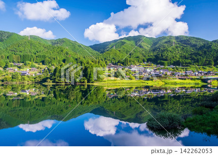【絶景 夏の湖畔】岐阜県 下呂市 馬瀬川 八坂湖畔 142262053