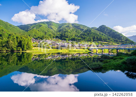 【絶景 夏の湖畔】岐阜県 下呂市 濃尾横断自動車道 金山IC周辺 142262058