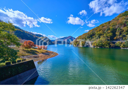 秋の神奈川県山北町玄倉の丹沢湖東側から西側の眺望 秋の神奈川県山北町玄倉の丹沢湖東側から西側の眺望 142262347