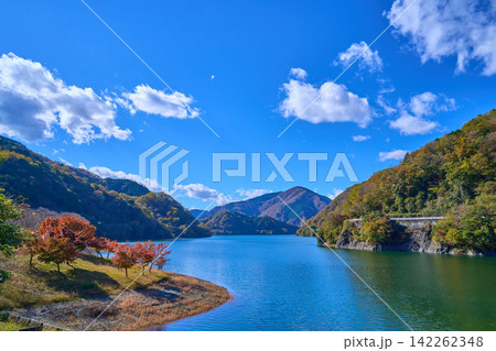 秋の神奈川県山北町玄倉の丹沢湖東側から西側の眺望 秋の神奈川県山北町玄倉の丹沢湖東側から西側の眺望 142262348