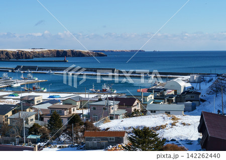 北海道根室 冬の落石漁港と雪に覆われた港町の風景 北海道根室 冬の落石漁港と雪に覆われた港町の風景 142262440