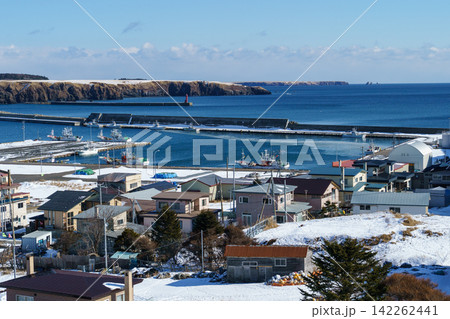 北海道根室 冬の落石漁港と雪に覆われた港町の風景 北海道根室 冬の落石漁港と雪に覆われた港町の風景 142262441