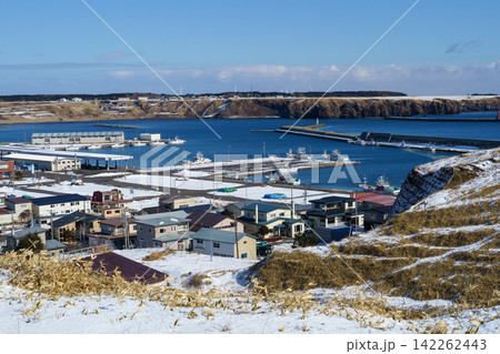 北海道根室 冬の落石漁港と雪に覆われた港町の風景 北海道根室 冬の落石漁港と雪に覆われた港町の風景 142262443