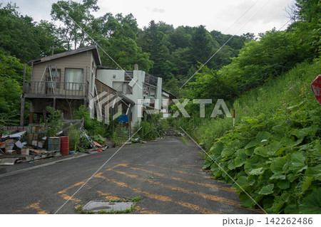 行き止まりの崩れた家々 行き止まりの崩れた家々 142262486