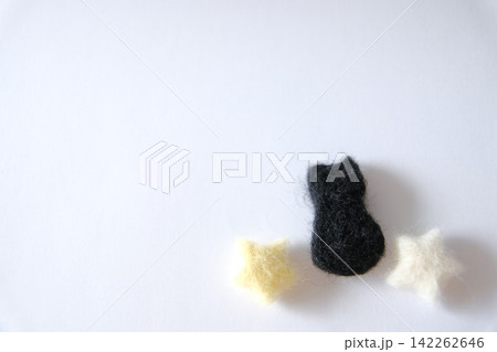 黒猫と星、フェルトの温もりあふれるファンタジーな背景素材 黒猫と星、フェルトの温もりあふれるファンタジーな背景素材 142262646