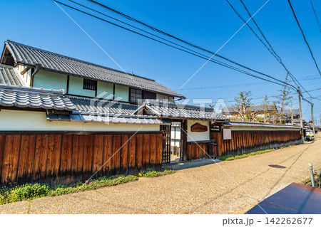 【重要伝統的建造物群保存地区】五個荘金堂 金堂まちなみ保存交流館の春の風景1 滋賀県東近江市 【重要伝統的建造物群保存地区】五個荘金堂 金堂まちなみ保存交流館の春の風景1 滋賀県東近江市 142262677