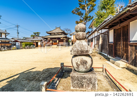 【重要伝統的建造物群保存地区】五個荘金堂 安福寺と五輪塔1 滋賀県東近江市 【重要伝統的建造物群保存地区】五個荘金堂 安福寺と五輪塔1 滋賀県東近江市 142262691