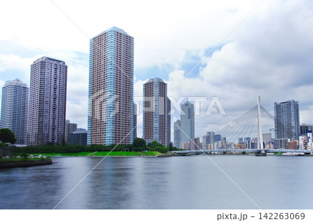 東京のウォーターフロント 隅田川のリバーサイドに並ぶ超高層マンション 東京のウォーターフロント 隅田川のリバーサイドに並ぶ超高層マンション 142263069